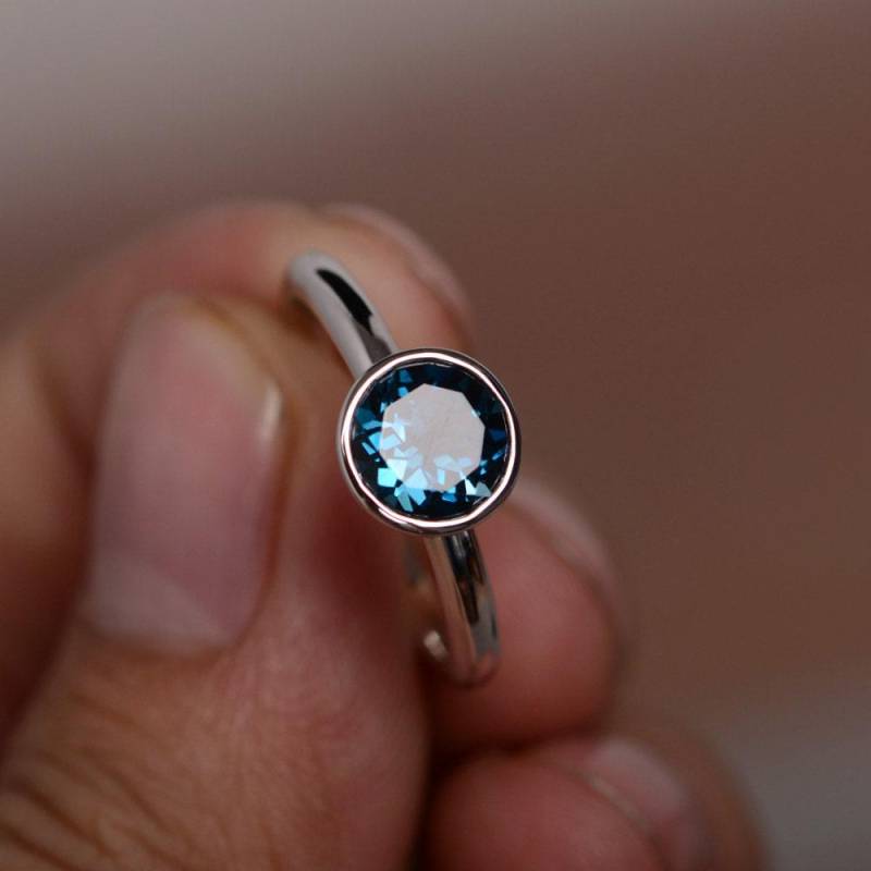London Blauer Topas Ring Sterling Sivler Lünette Edelstein Birthstone Versprechen Für Sie von KnightJewelry