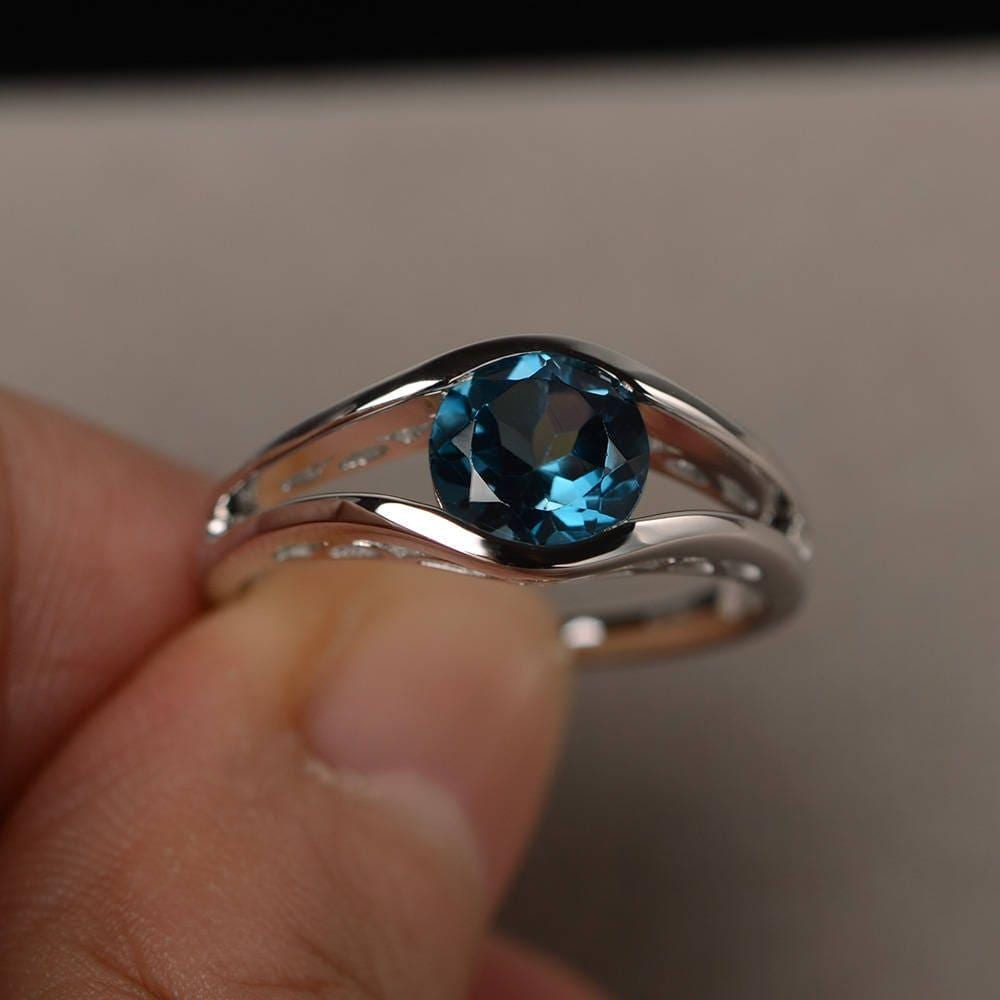 London Blauer Topas Ring Verlobungsring Rundschliff Edelstein Solitär Sterling Silber von KnightJewelry