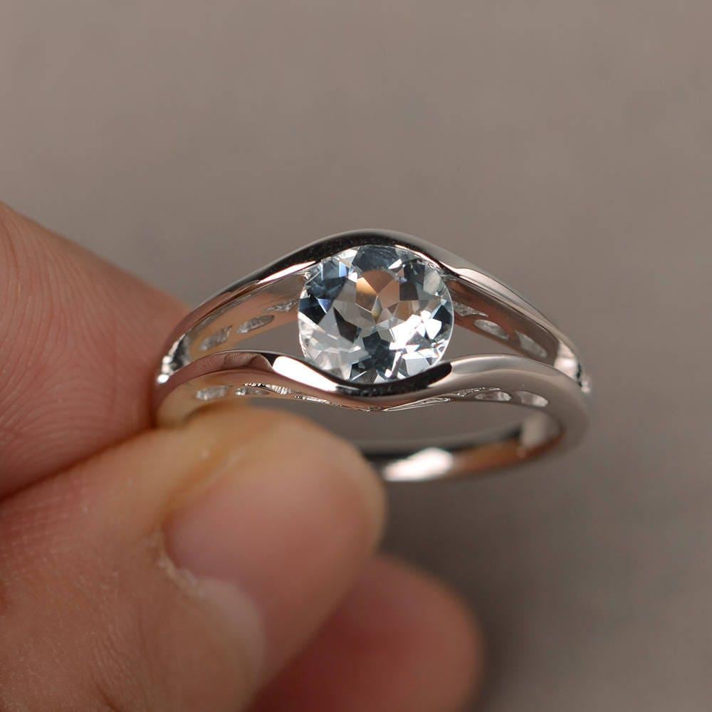 März Birthstone Natürlicher Aquamarin Ring Versprechen Rundschliff Blauer Edelstein Sterling Silber Solitär März Birthstone Natürlicher Aquamarin Ring Versprechen Rundschliff Blauer Edelstein Sterling Silber Solitär von KnightJewelry