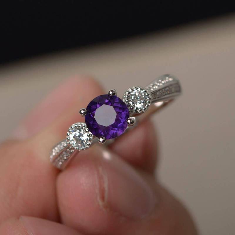 Natürliche Amethyst-Verlobungsringe Rundschnitt Lila Edelstein Solid Silber Ring Februar Birthstone Einfache Ringe von KnightJewelry
