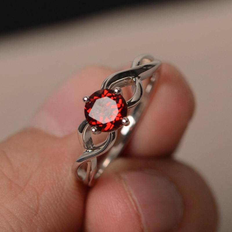 Natürliche Granat Ringe Rundschliff Roter Edelstein Ring Januar Birthstone Silberringe Vintage von KnightJewelry