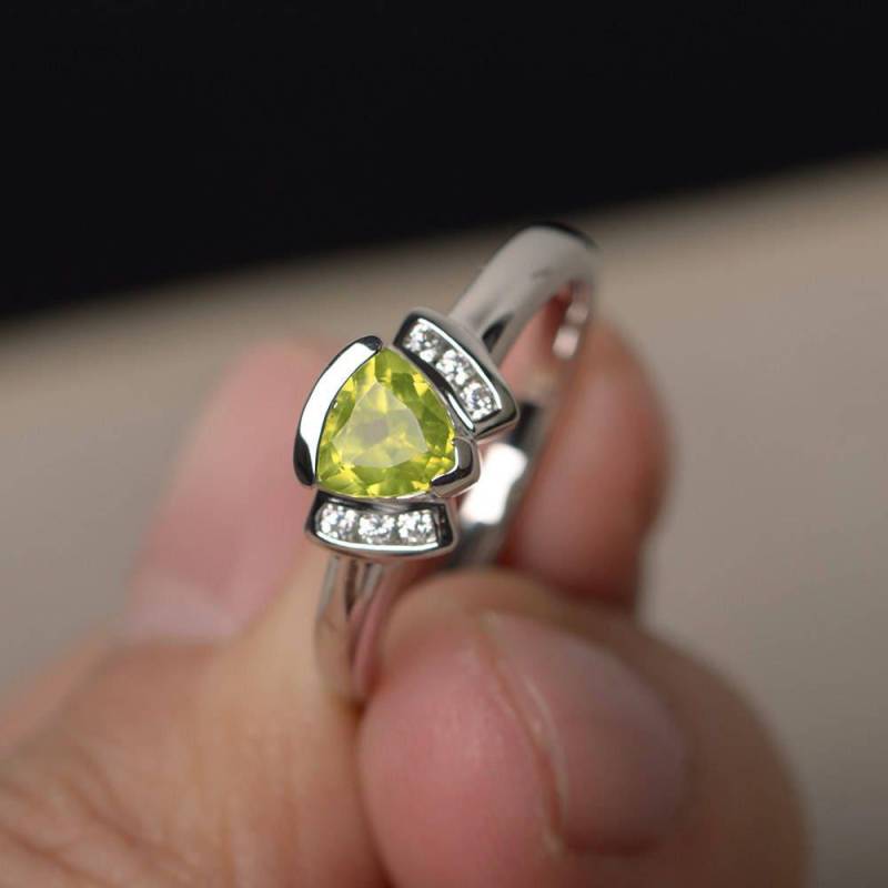 Natürliche Grüne Peridot Ringe Versprechen August Birthstone Trillion Geschliffene Sterling Silber Ring von KnightJewelry