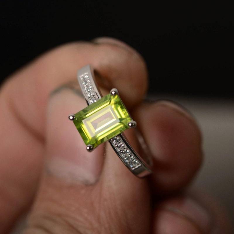 Natürliche Peridot Ring Sterling Silber August Birthstone Versprechen Verlobungsring Geschenk Smaragdschliff Grüner Edelstein von KnightJewelry