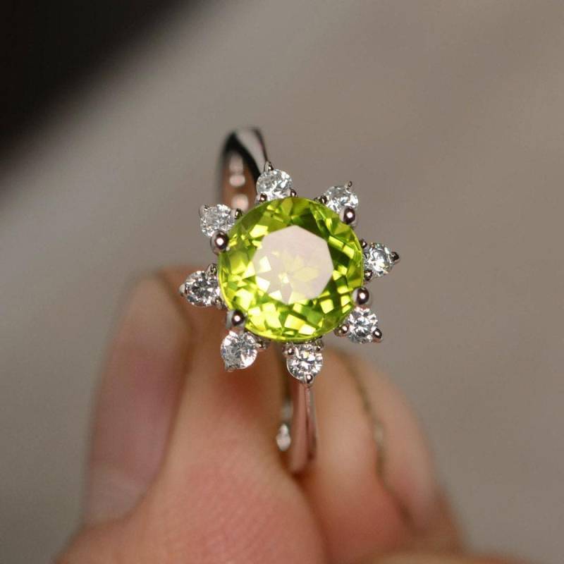 Natürliche Peridot Ring Verlobungsring Silber August Birthstone Brilliant von KnightJewelry