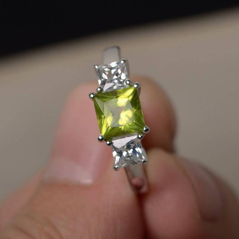 Natürliche Peridot Ringe Cocktail Party Princess Cut Grüne Edelsteine Silberringe August Birthstone von KnightJewelry