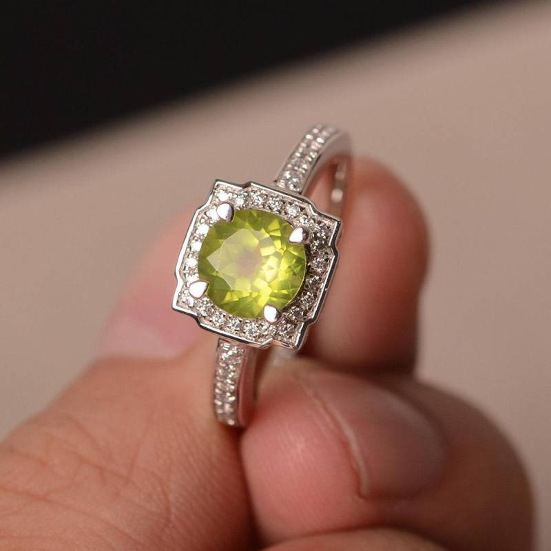 Natürliche Peridot Ringe Rundschnitt Edelstein Ring Sterling Silber Mit Überzogenem Rhodium Schmuck Für Mädchen August Birthstone von KnightJewelry
