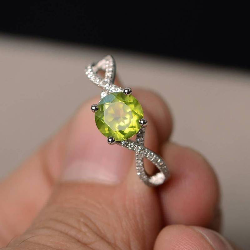 Natürliche Peridot Ringe Verlobungsringe August Birthstone Grüner Edelstein Rundschliff Silberringe von KnightJewelry