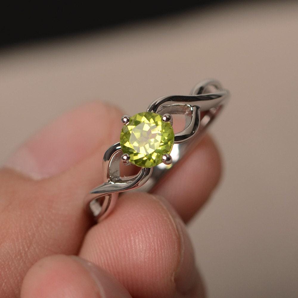 Natürliche Peridot Ringe Verlobungsringe August Birthstone Grüner Edelstein Rundschliff Silberringe von KnightJewelry