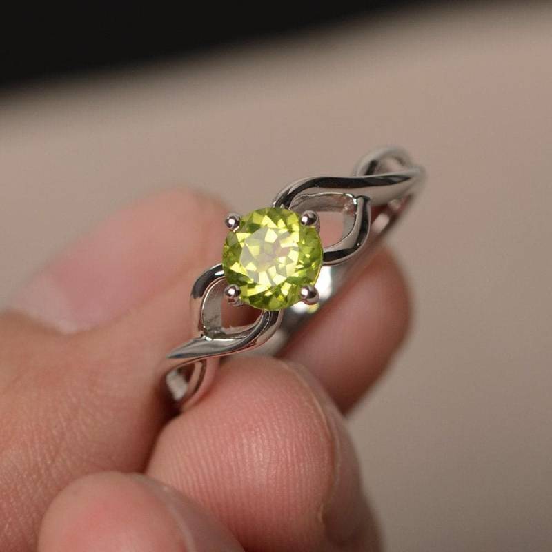 Natürliche Peridot Ringe Verlobungsringe August Birthstone Grüner Edelstein Rundschliff Silberringe von KnightJewelry