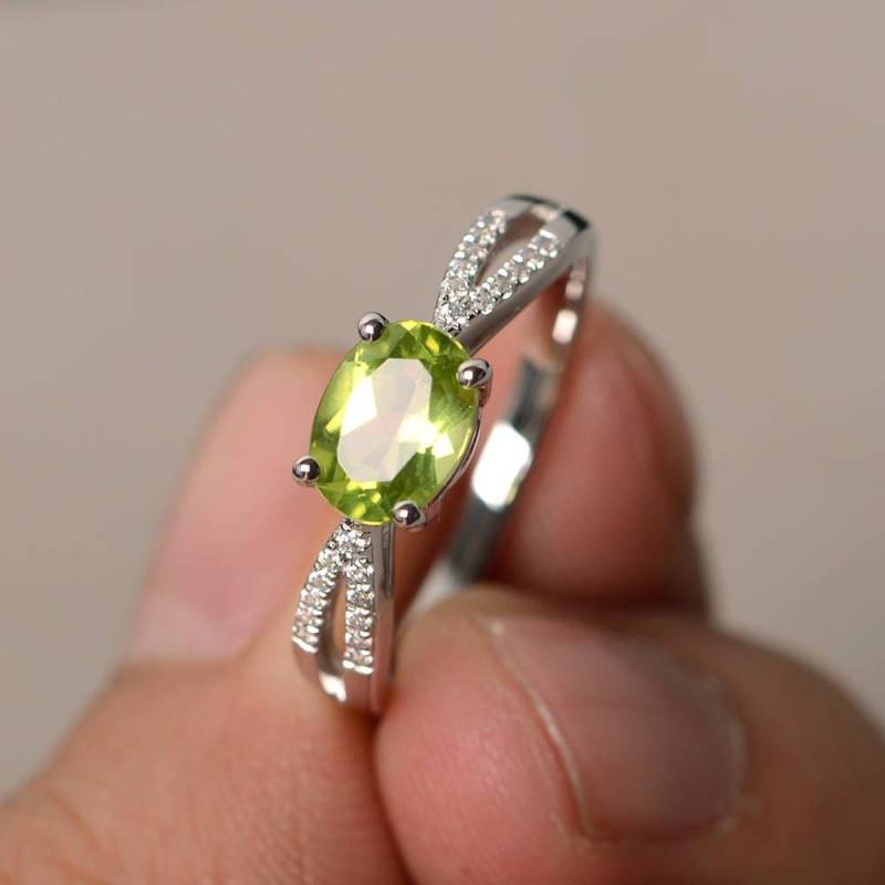 Natürliche Peridot Ringe Verlobungsringe Oval Cut Grün Edelstein August Birthstone Sterling Silber von KnightJewelry