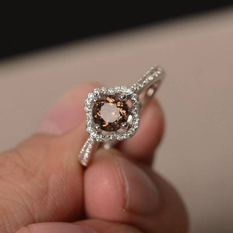 Natürliche Rauchquarz Ring Silber Solitär Rundschliff Brauner Edelstein Verlobungsring von KnightJewelry