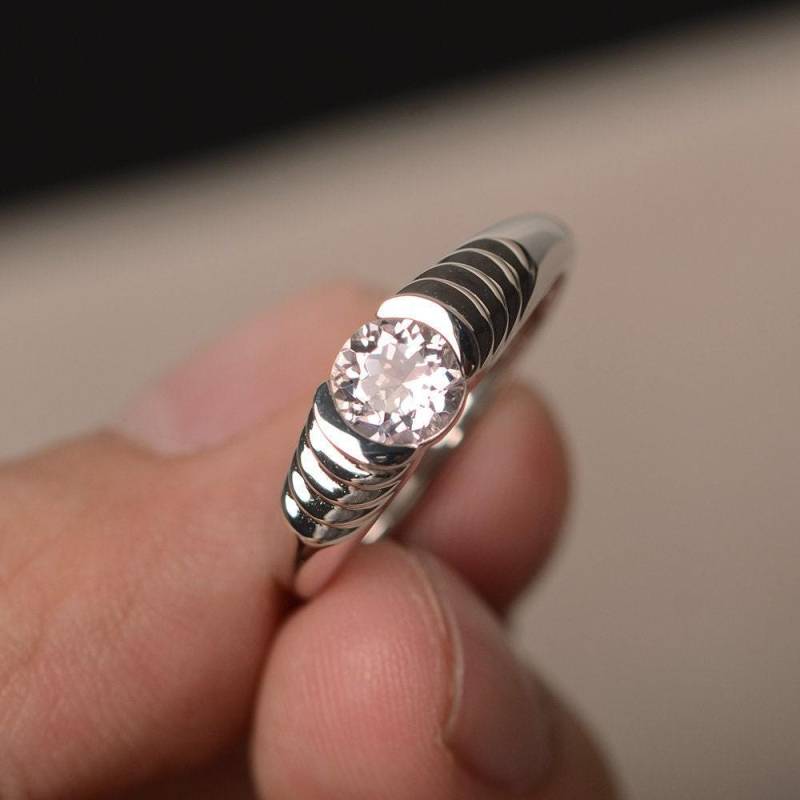 Natürliche Rosa Morganit Ring Rundschliff Edelstein Sterling Silber Ringe Halbe Lünette Solitär von KnightJewelry