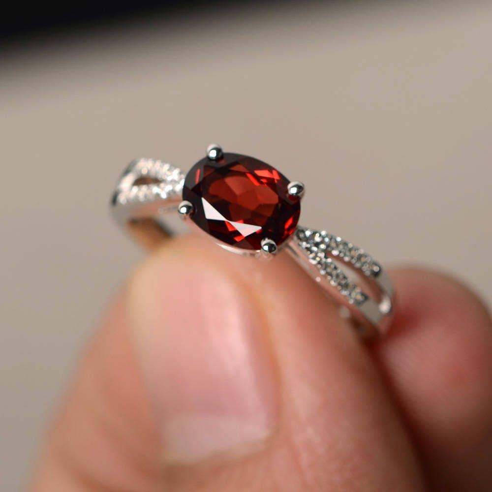 Natürliche Rote Granat Ringe Cocktailringe Januar Birthstone Oval Geschnittene Edelstein Solide Silberringe von KnightJewelry