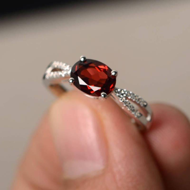 Natürliche Rote Granat Ringe Cocktailringe Januar Birthstone Oval Geschnittene Edelstein Solide Silberringe von KnightJewelry