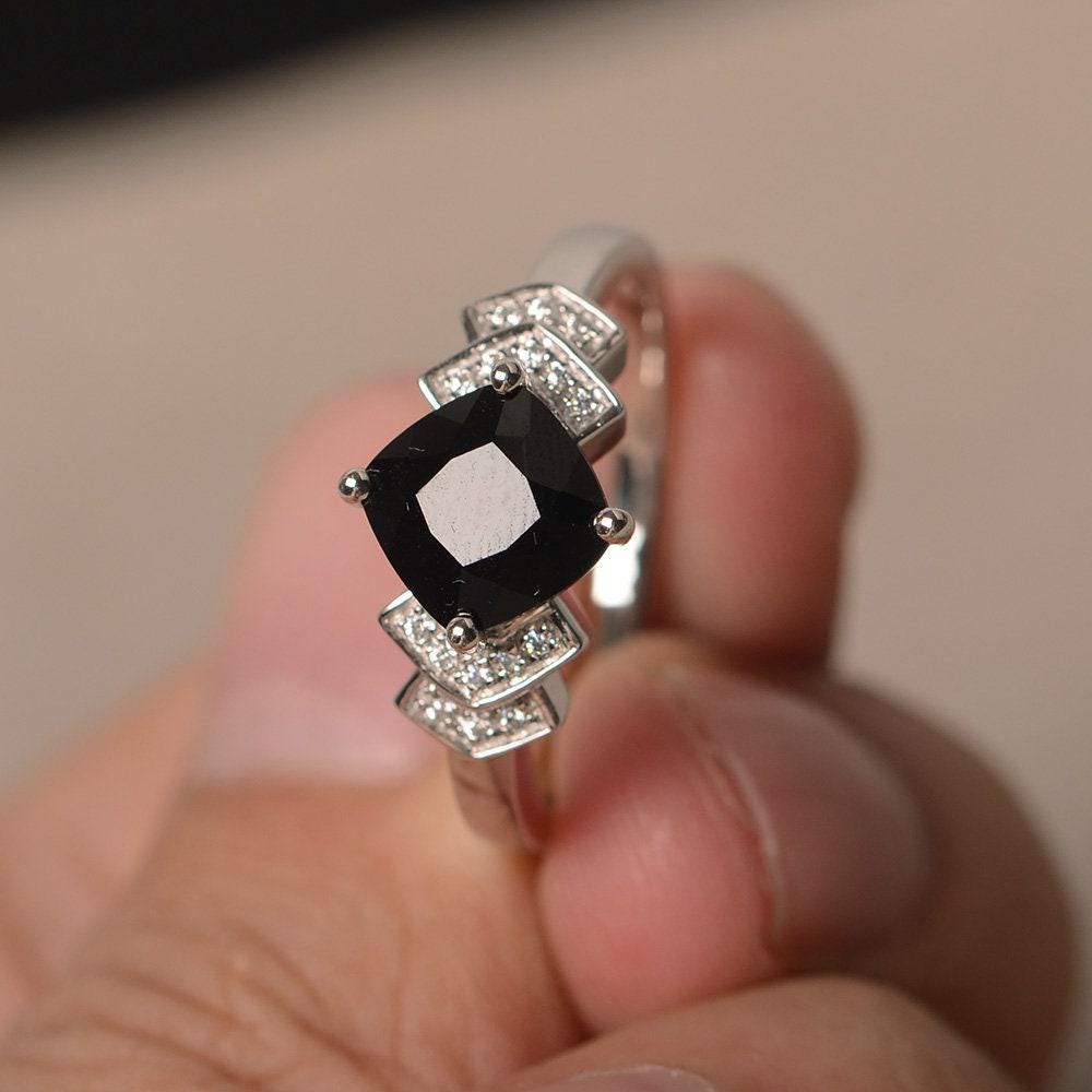Natürliche Schwarze Spinell Ring Kissen Geschliffene Edelstein Sterling Silber Jubiläumsring Natürliche Schwarze Spinell Ring Kissen Geschliffene Edelstein Sterling Silber Jubiläumsring von KnightJewelry