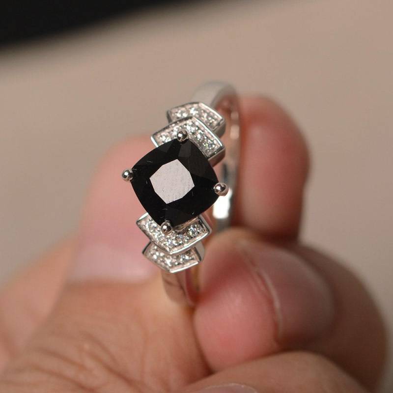 Natürliche Schwarze Spinell Ring Kissen Geschliffene Edelstein Sterling Silber Jubiläumsring Natürliche Schwarze Spinell Ring Kissen Geschliffene Edelstein Sterling Silber Jubiläumsring von KnightJewelry
