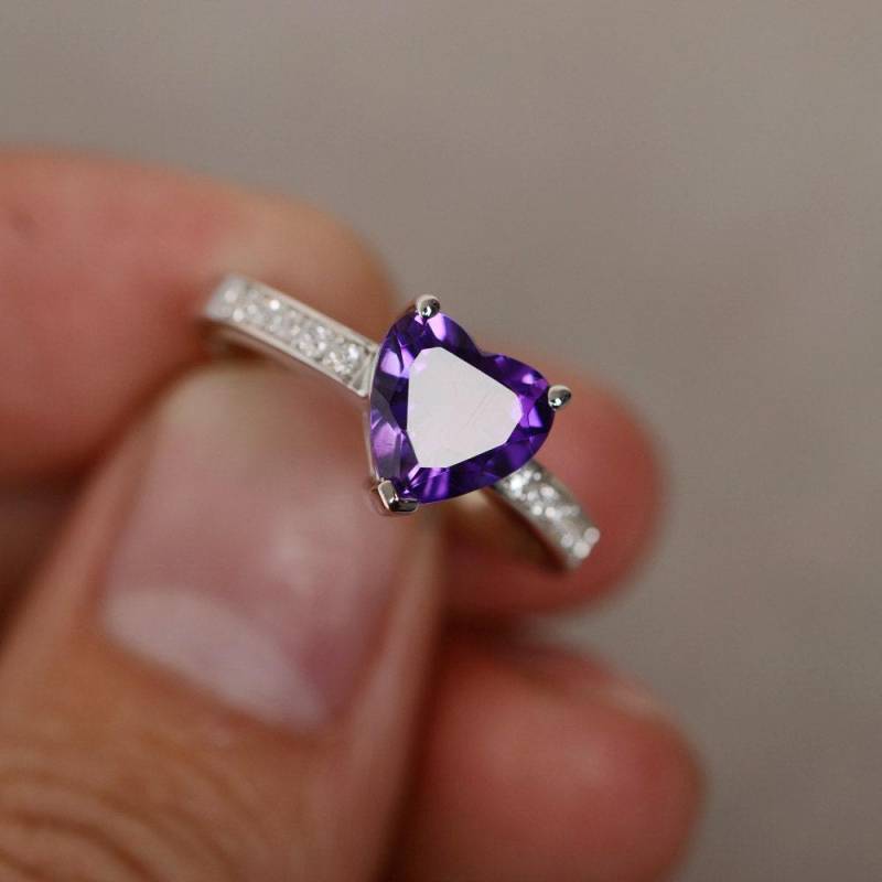 Natürlicher Amethyst Ring Lila Kristall Edelstein Silber Herz Geschliffener Quarzring Verlobungsring Februar Birthstone von KnightJewelry