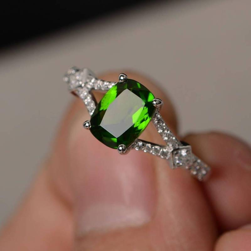 Natürlicher Chromdiopsid Ring Kissenschliff Verlobungsring Grüner Edelstein Split Schaftring Silber von KnightJewelry