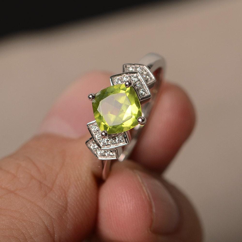 Natürlicher Peridot Ring August Birthstone Kissenschliff Grüner Edelstein Sterling Silber Verlobungsring von KnightJewelry