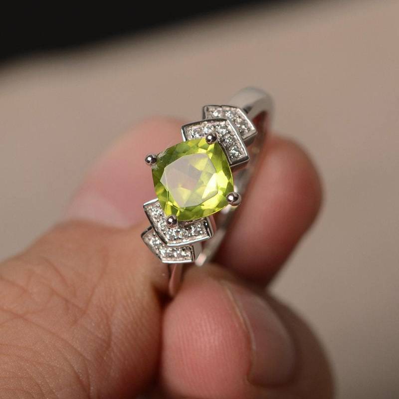 Natürlicher Peridot Ring August Birthstone Kissenschliff Grüner Edelstein Sterling Silber Verlobungsring von KnightJewelry