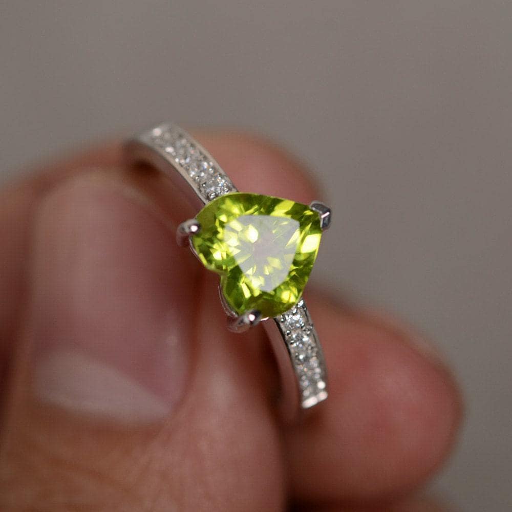 Natürlicher Peridot Ring Grüner Edelstein Herz Verlobungsring Versprechen Für Ihren August Birthstone von KnightJewelry
