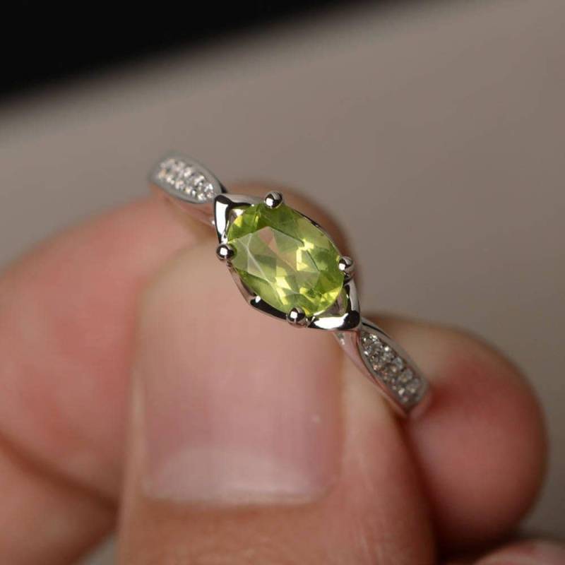Natürlicher Peridot Ring Jubiläumsring Grüner Edelstein August Birthstone Oval Geschliffene Edelsteine Sterling Silber von KnightJewelry