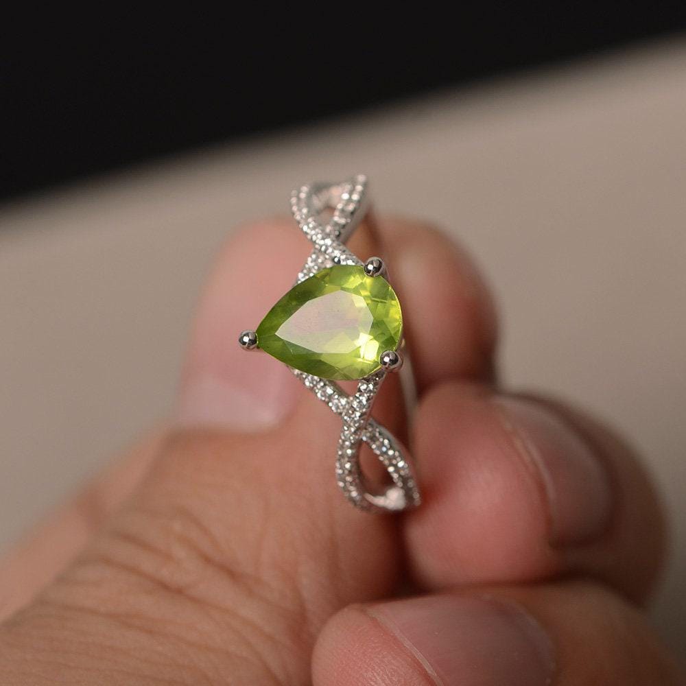 Natürlicher Peridot Ring Pear Cut Jubiläumsring August Birthstone Grüner Edelstein Sterling Silber von KnightJewelry