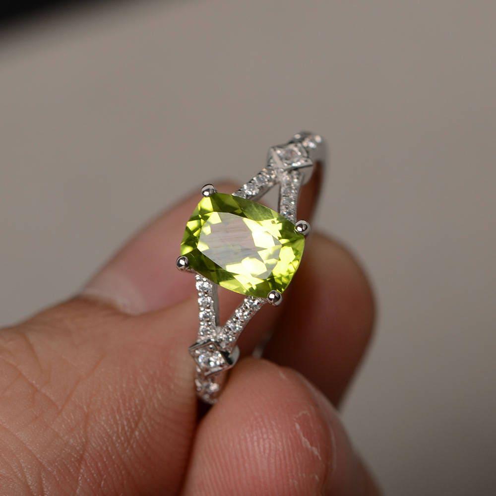 Natürlicher Peridot Ring Silber Kissenschliff Verlobungsring Split Schaftring Edelstein August Geburtsstein von KnightJewelry