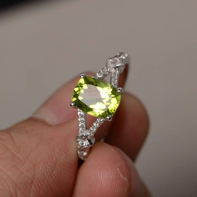 Natürlicher Peridot Ring Silber Kissenschliff Verlobungsring Split Schaftring Edelstein August Geburtsstein von KnightJewelry