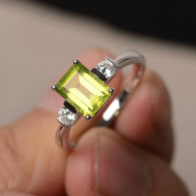 Natürlicher Peridot Ring Versprechen August Birthstone Smaragdschliff Grüner Edelstein Sterling Silber von KnightJewelry