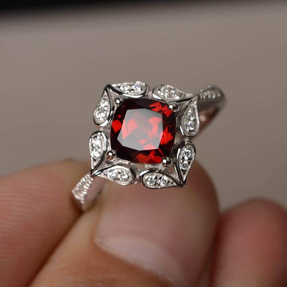 Natürlicher Roter Granat Ring Ehering Januar Birthstone Kissen Geschliffene Edelstein Rote Edelsteine Sterling Silber Natürlicher Roter Granat Ring Ehering Januar Birthstone Kissen Geschliffene Edelstein Rote Edelsteine Sterling Silber von KnightJewelry