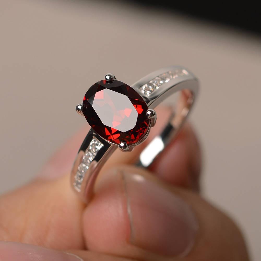 Natürlicher Roter Granat Ring Jubiläumsring Januar Birthstone Oval Cut Roter Edelstein Sterling Silber von KnightJewelry
