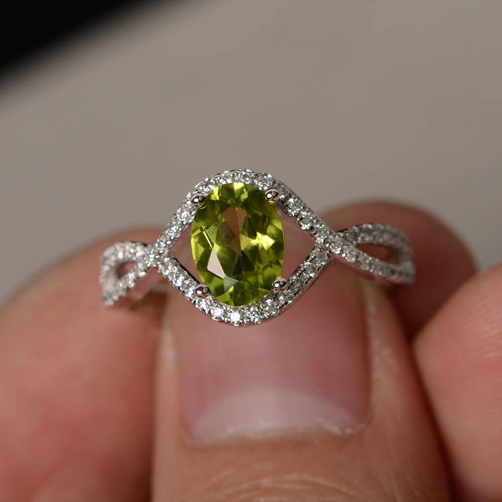 Peridot Ring Ovalschliff Verlobungsring Silber Split Schaftring Grüner Edelstein von KnightJewelry