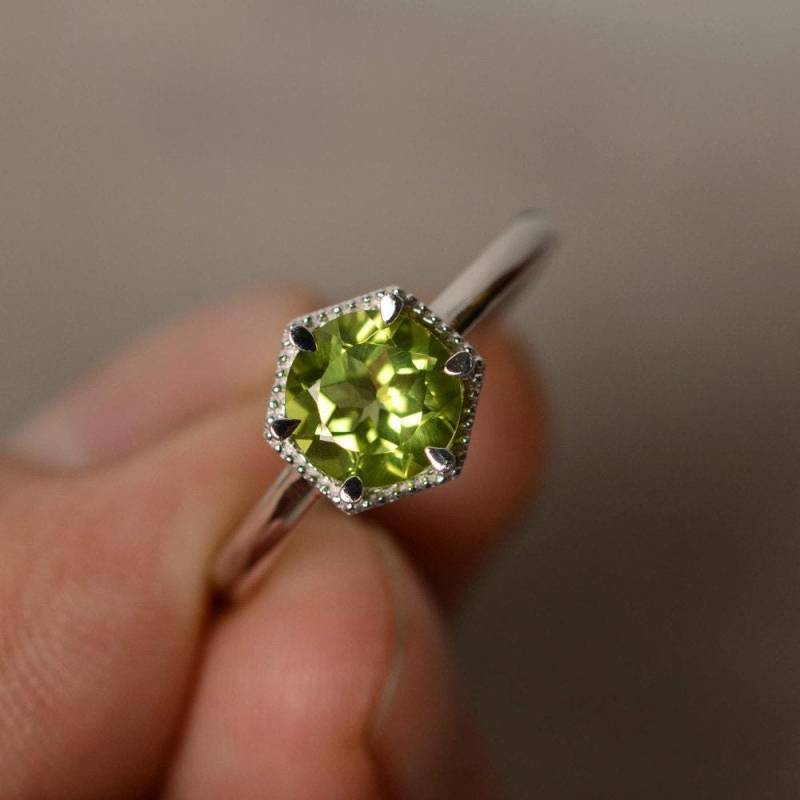 Peridot Ring Solitaire August Birthstone von KnightJewelry