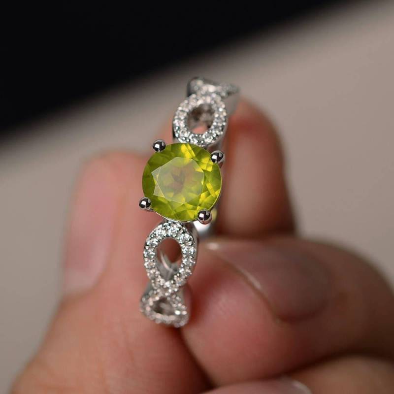 Peridot Verlobungsringe Natürliche Ringe August Birthstone Massiv Silber Rundschnitt Grüner Edelstein von KnightJewelry