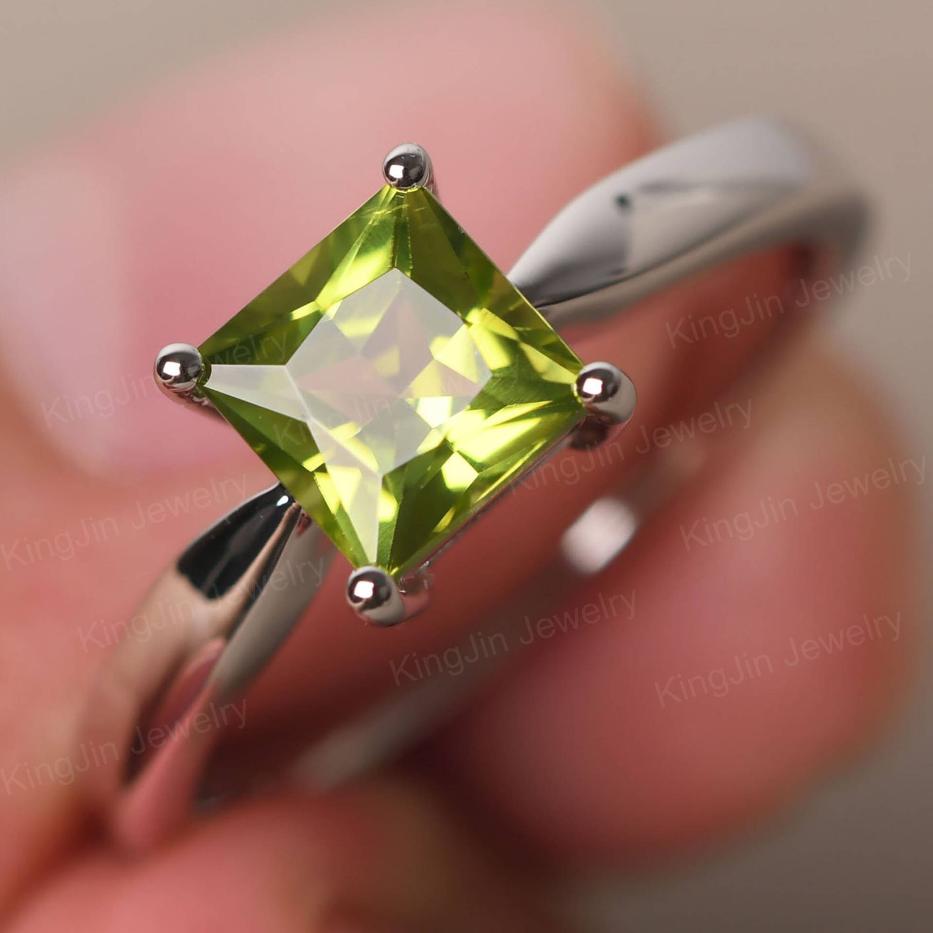 Princess Cut 1.30 Karat Peridot Minimalist Versprechen Ring 14K Gold August Birthstone Princess Cut 1.30 Karat Peridot Minimalist Versprechen Ring 14K Gold August Birthstone von KnightJewelry