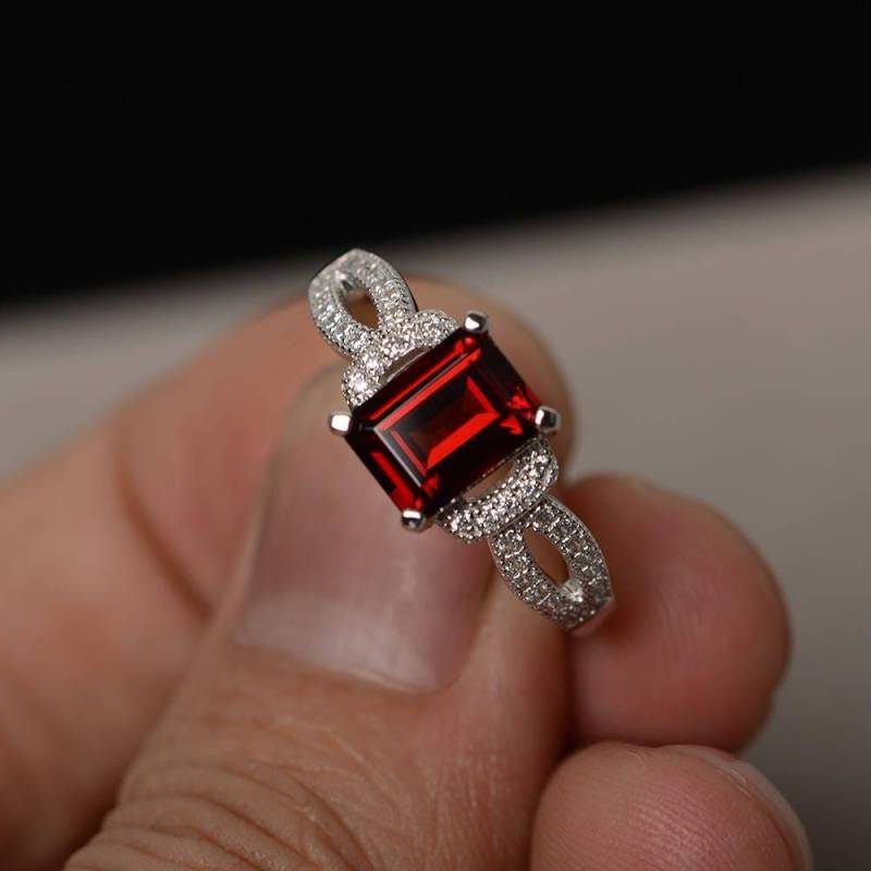 Roter Granat Ring Smaragdschliff Verlobungsring Jubiläum Geschenk Silber Edelstein von KnightJewelry