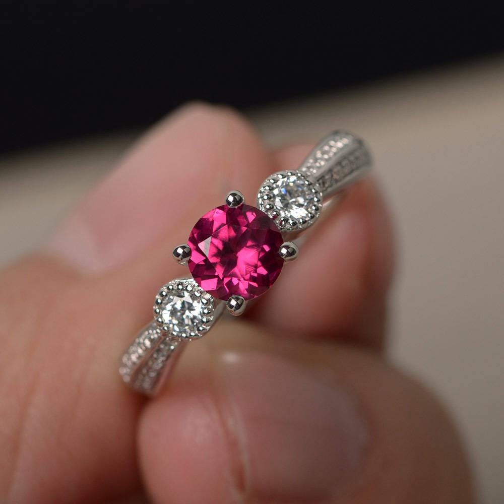 Roter Rubin Verlobungsringe Rundschnitt Rot Edelstein Ringe Silber Ring Juli Birthstone von KnightJewelry
