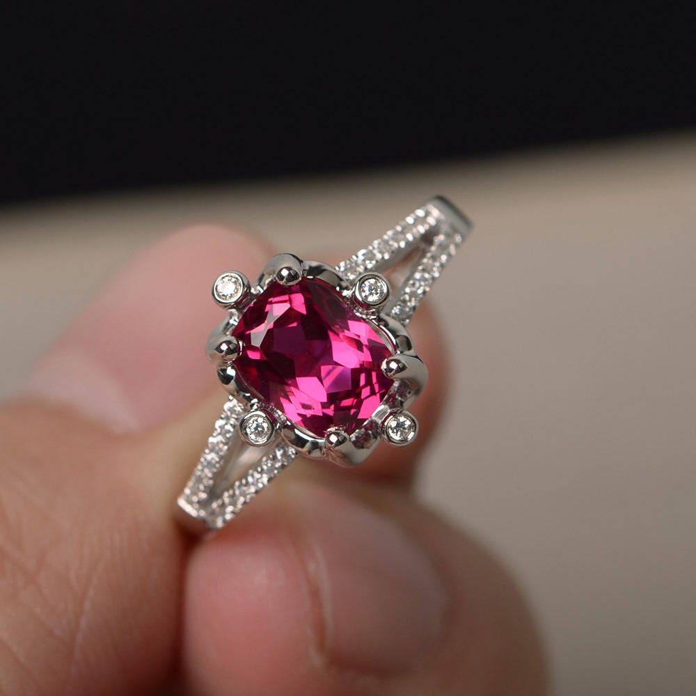 Rubin Trauringe Juli Birthstone Kissenschliff Roter Edelstein Ringe Massivsilber von KnightJewelry