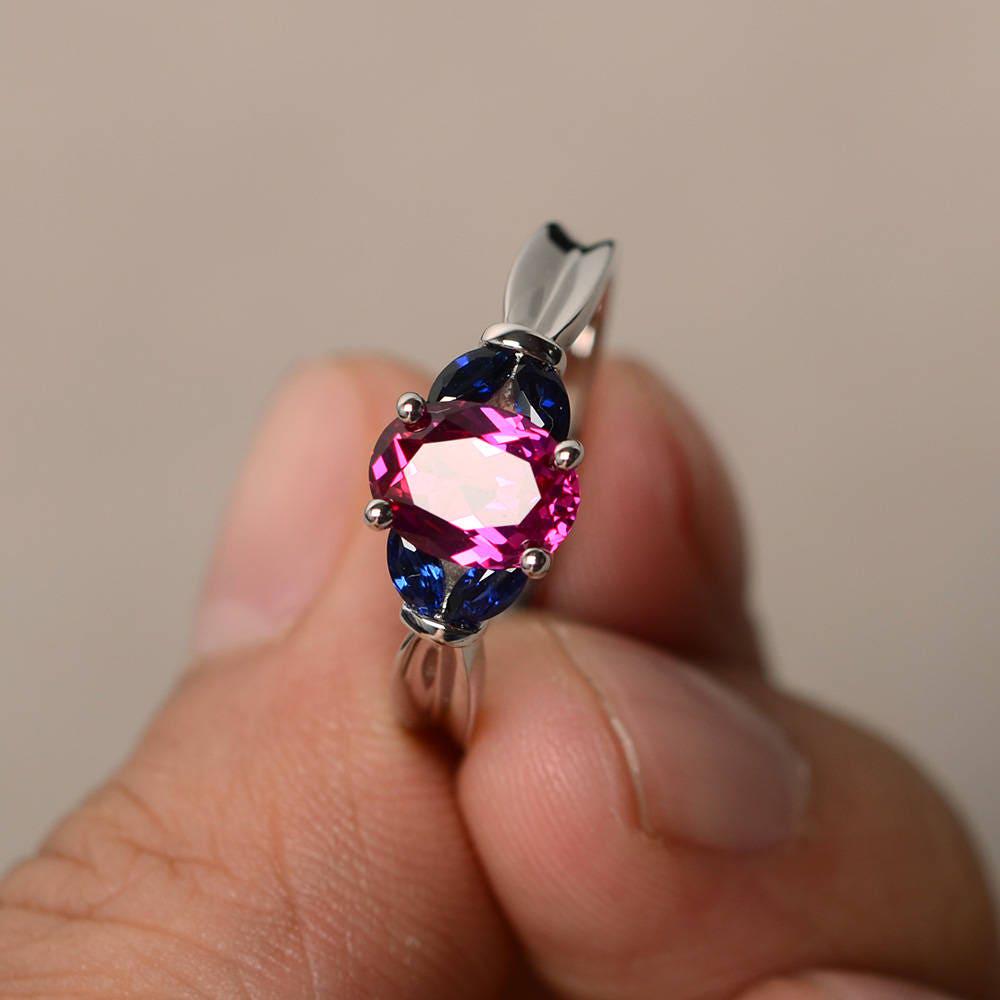 Rubin Trauringe Roter Ringe Juli Birthstone Oval Cut Silberringe Vintage von KnightJewelry