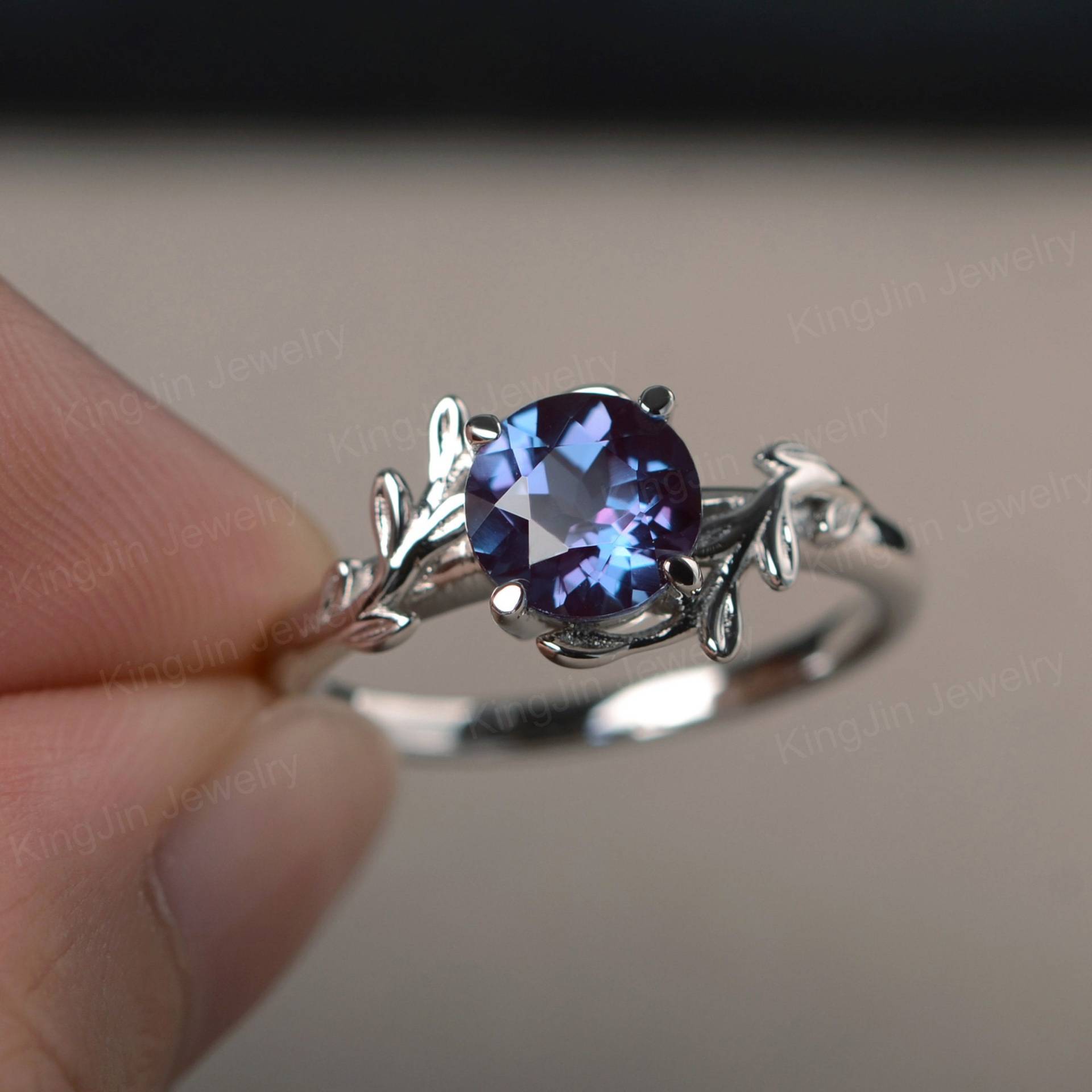 Rund Alexandrit Ring Splitter Solitär Zweig Ehering Für Frauen von KnightJewelry