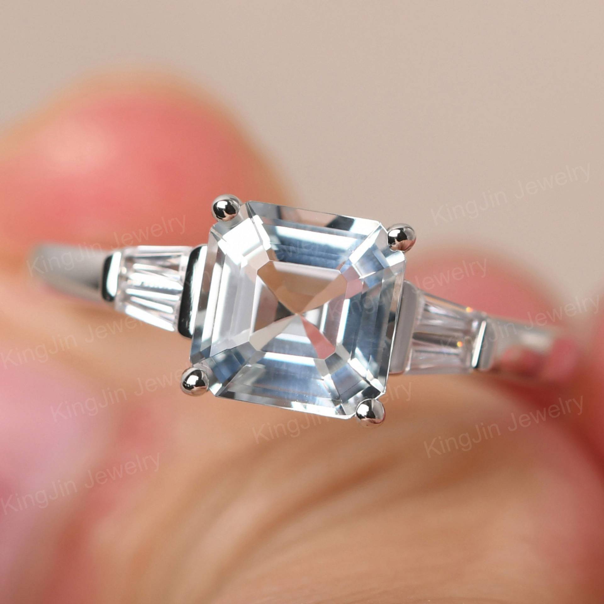 Einfacher Aquamarin-Ehering Mit Baguette-Seitenstein Im Asscherschliff März Geburtssteinring Einfacher Aquamarin-Ehering Mit Baguette-Seitenstein Im Asscherschliff März Geburtssteinring von KnightJewelry