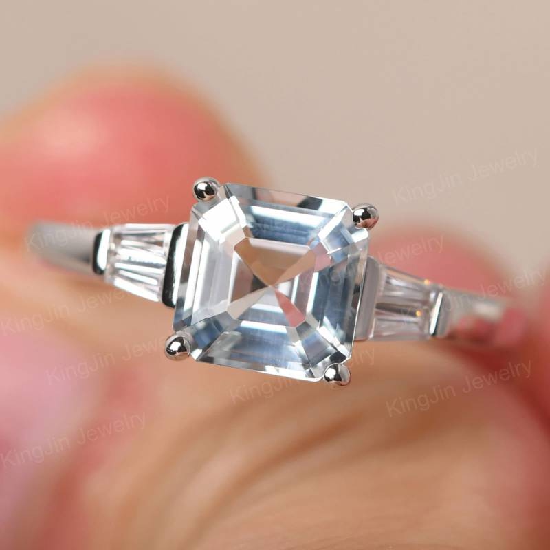 Einfacher Aquamarin-Ehering Mit Baguette-Seitenstein Im Asscherschliff März Geburtssteinring von KnightJewelry