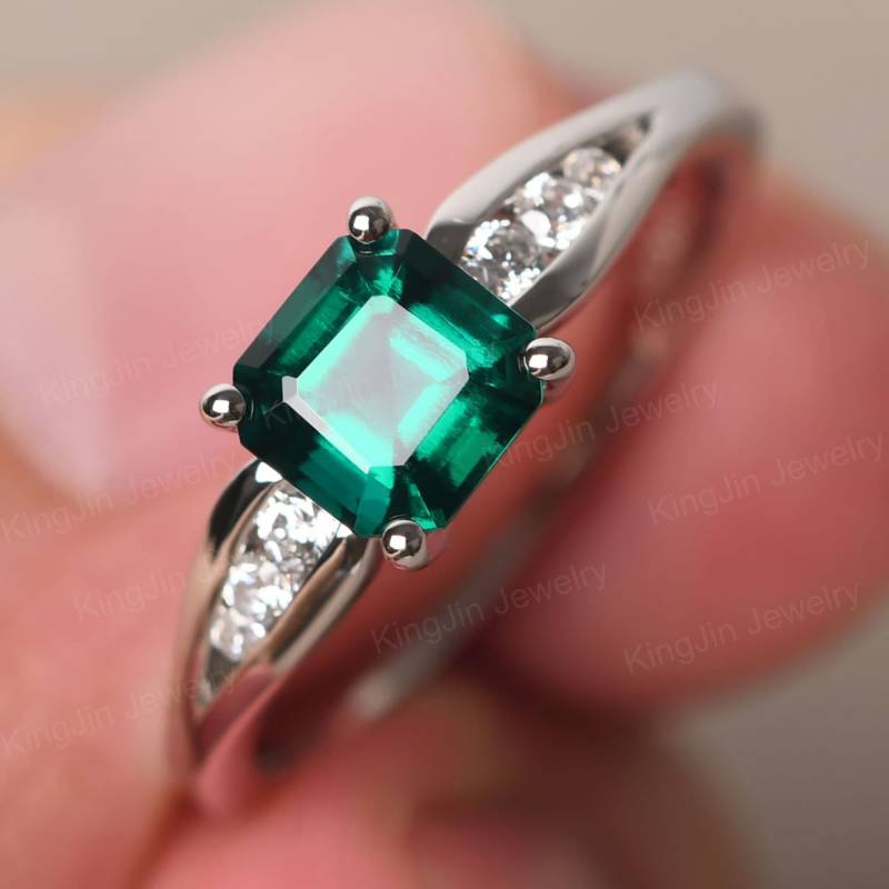Schlichter Smaragdring Asscher Cut Mai Geburtsstein Ring Jahrestag Geschenke von KnightJewelry