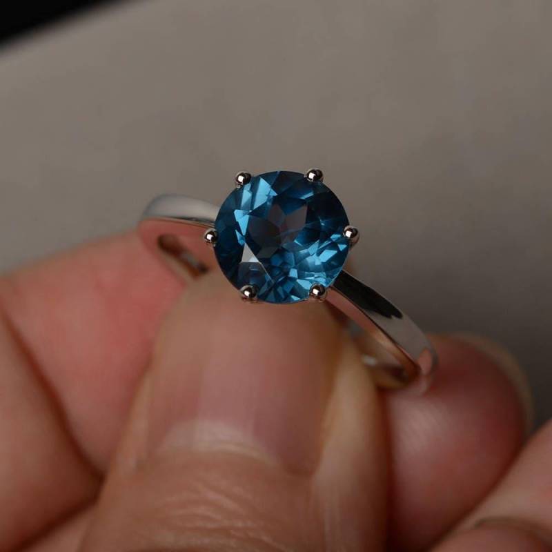Solitärring London Blautopasring Jubiläumsring Sterling Silber Rundschliff Edelstein von KnightJewelry