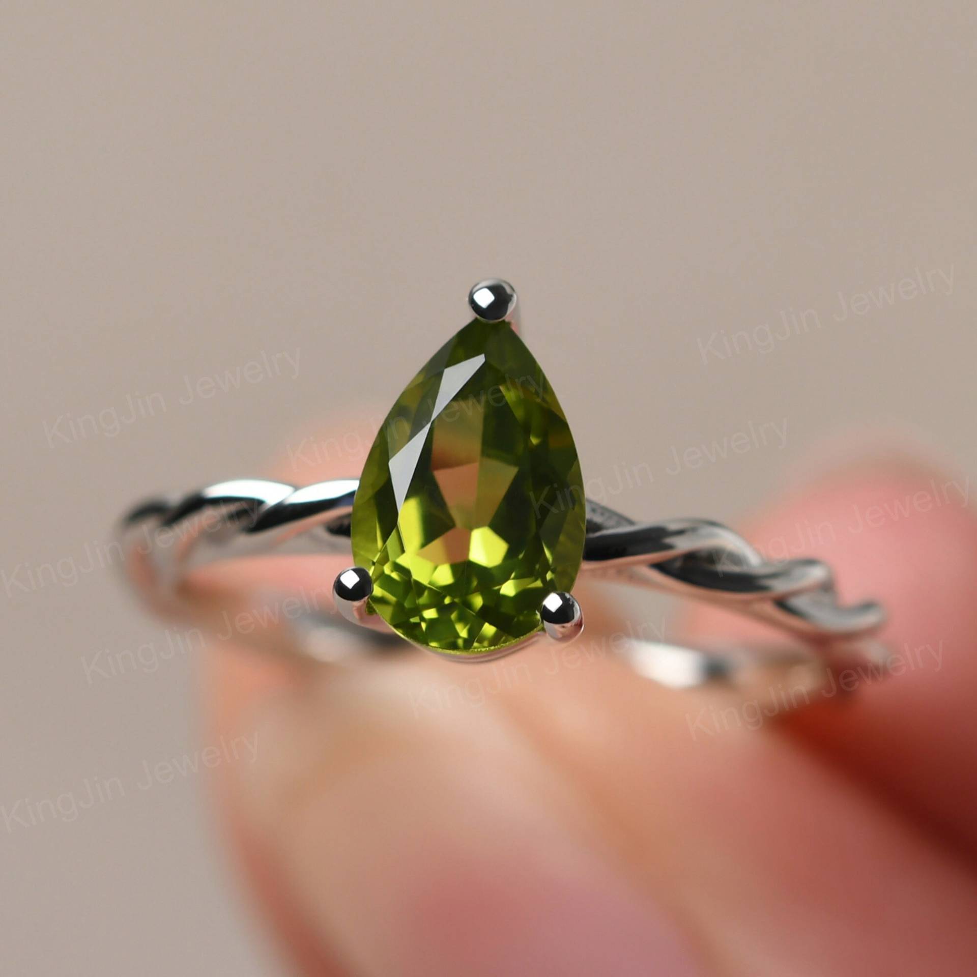 Twist Rope August Birthstone Ring Silber Birnenförmiger Peridot Statement Solitaire Twist Rope August Birthstone Ring Silber Birnenförmiger Peridot Statement Solitaire von KnightJewelry