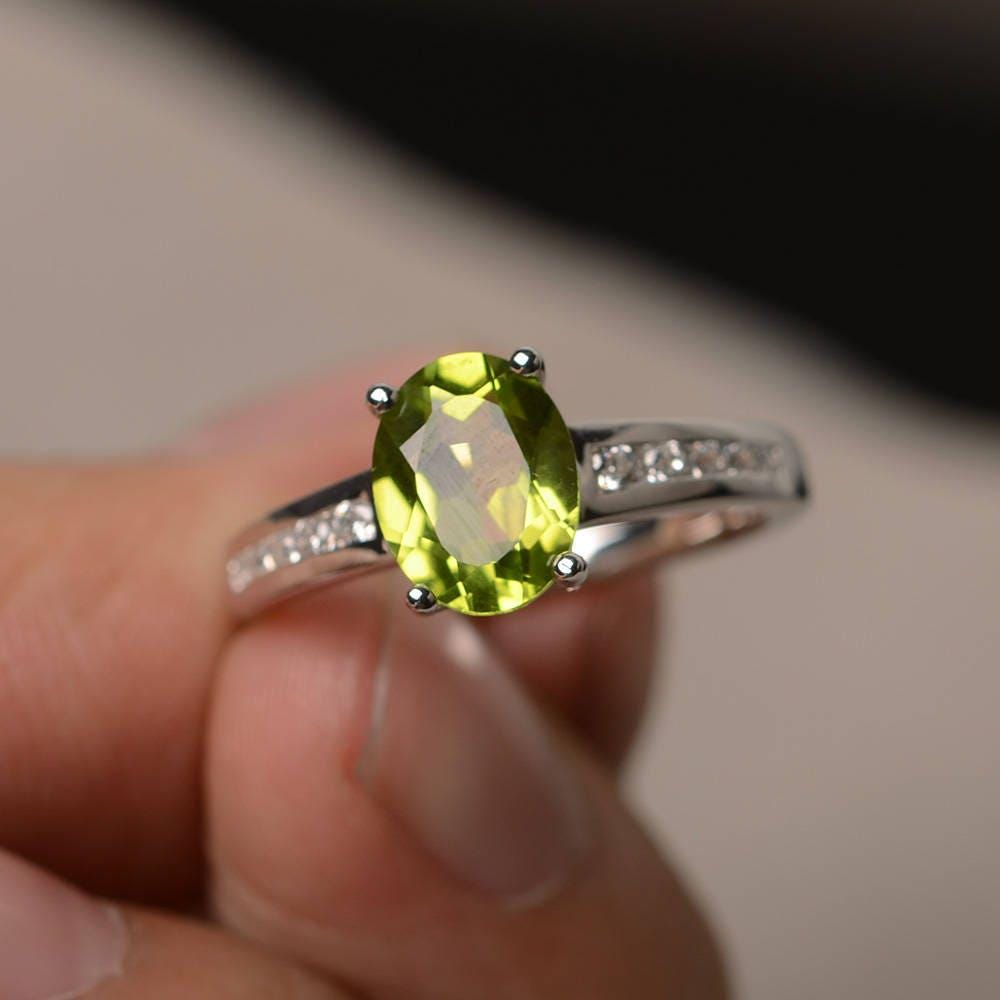 Verlobungsring Natürlicher Peridot Ring August Birthstone Oval Cut Grüner Edelstein Sterling Silber von KnightJewelry