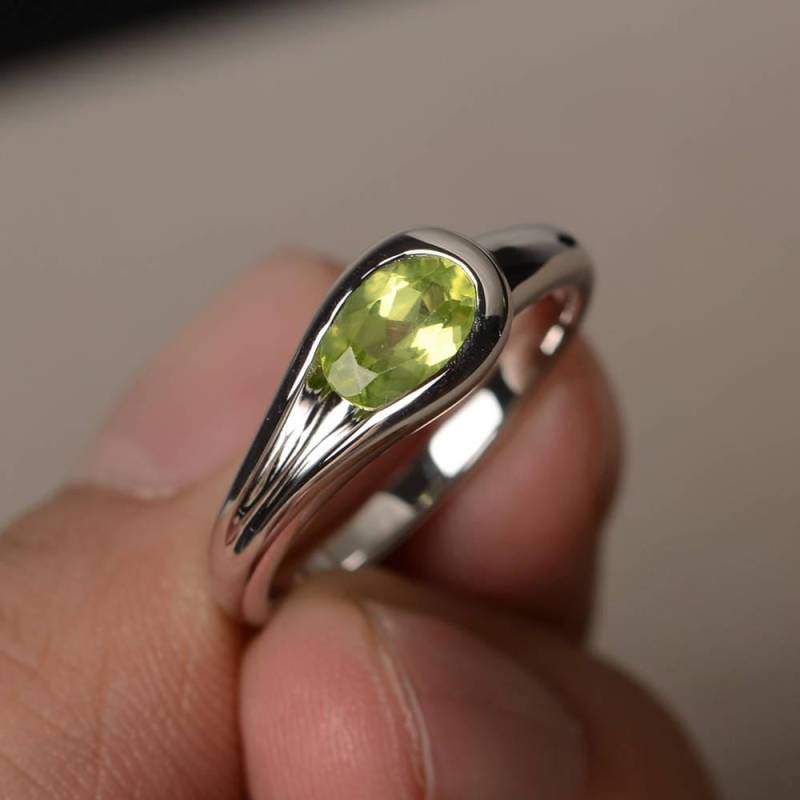 Verlobungsring Natürlicher Peridot Ring August Birthstone Solitaire Oval Cut Grüner Edelstein Sterling Silber von KnightJewelry