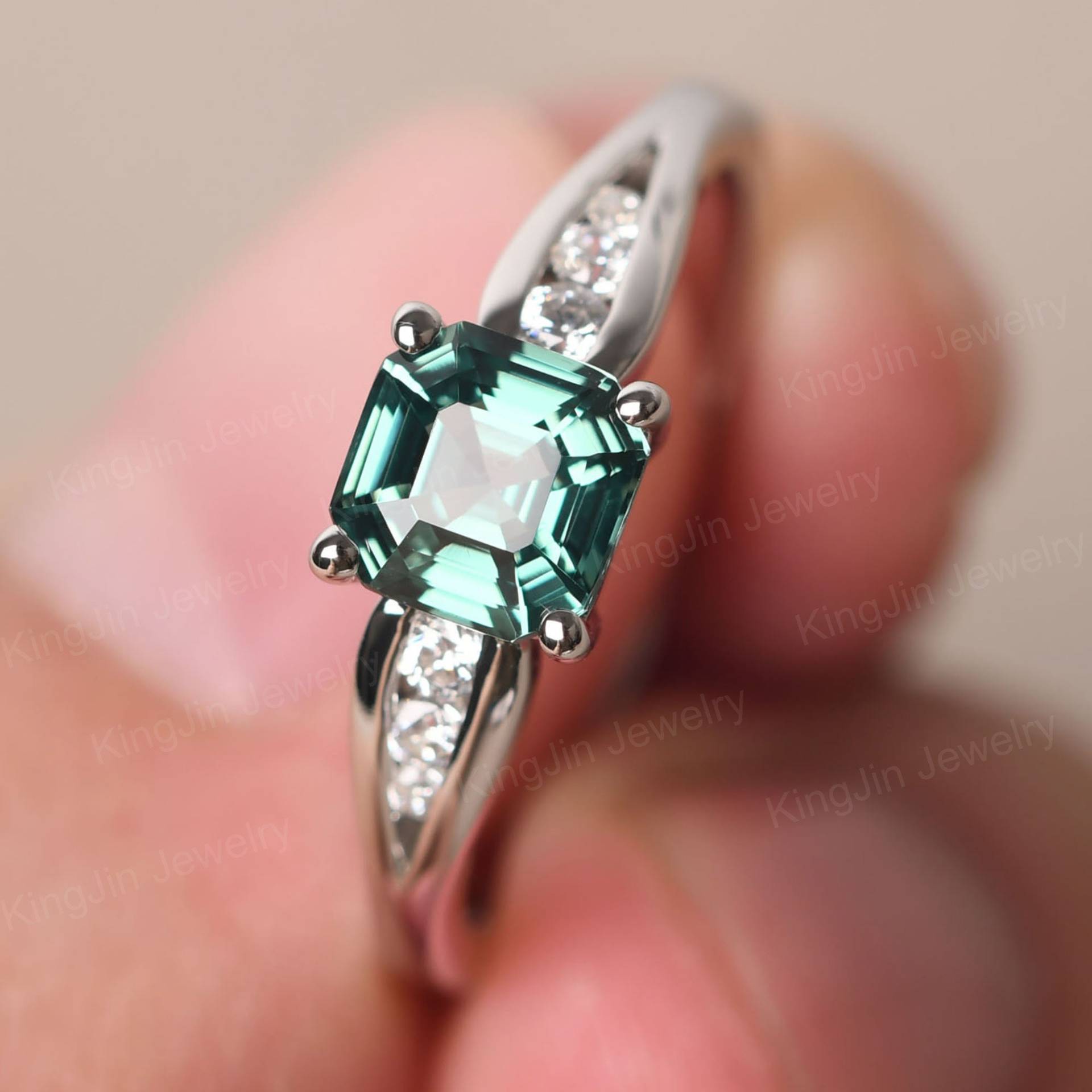 Vintage Grüner Saphir Verlobungsring Mit Channel Setting Cz Asscher Cut Ehering von KnightJewelry