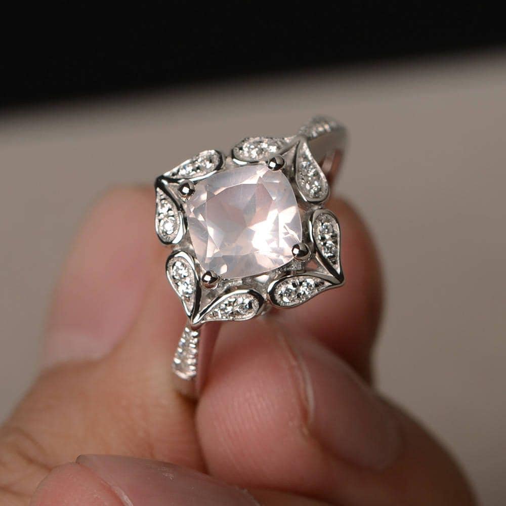 Vorschlag Ring Natürliche Rosenquarz Kissen Cut Rosa Edelstein Sterling Silber Jubiläum Geschenke Vorschlag Ring Natürliche Rosenquarz Kissen Cut Rosa Edelstein Sterling Silber Jubiläum Geschenke von KnightJewelry